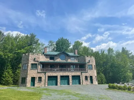 Windham castle with a view & minutes to skiing!