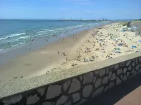 Apartment facing sea and beach, sleeps 4, WIFI. 3-star rating
