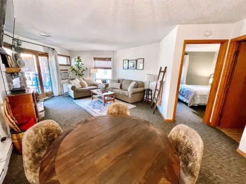 Lovely 1 bedroom Condo with ALL the extras!