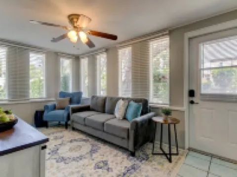 HOLIDAY SALE! Nice Downtown Dunedin Bungalow! โรงแรมในดูนดิน