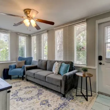 Sale! Book Now! Nice 1 Bedroom- Downtown Dunedin Bungalow!