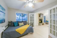 Casa del Río!  Beaches, IMG, Boating & Riverwalk. Hotels near Retro Rosie and Cobweb's