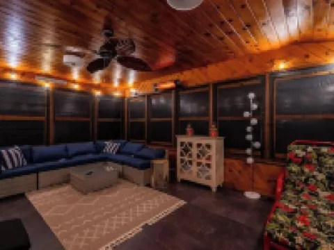 Family Friendly  Lakefront -  Dock & Game Room Perfect for Relaxation and Fun 萊克酒店