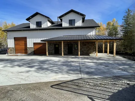 Secluded, Cozy Shouse near the Lake! Отели в г. Лейк-оф-Вудс