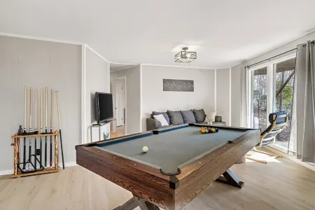 Stylish Modern 6 Bdrm + Hot Tub + Pool Access Отели рядом с достопримечательностью «Саглендс Вэлли Нейчер Трейл Паркинг»