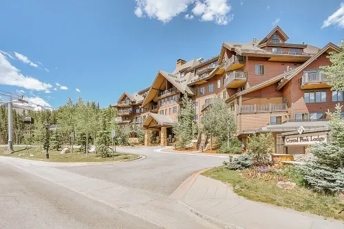 True Ski in/Out Luxury Condo - 3-Star