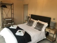 Luxury Timber Clad Eco-Lodge 5 miles from the Norfolk Heritage Coast فنادق في 
