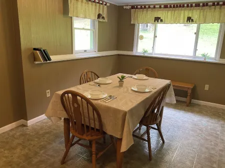 Lovely cabin with perfect view of Clarion river in charming Cooksburg