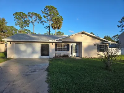 3-bedroom house in wonderful Palm Coast with AC, WiFi Hotels near Publix Super Market at Palm Coast Town Center