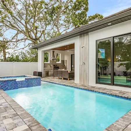 Naples Vibes! Close to the 🏖️! Heated Pool&Spa, Lanai, Grill! Two Kings! Arcade!