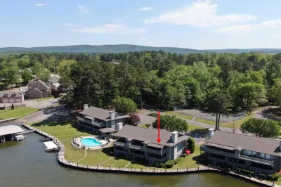 Beautiful Lakefront Views - Top Rated Unit - SAFE quite neighborhood Hôtels à : 