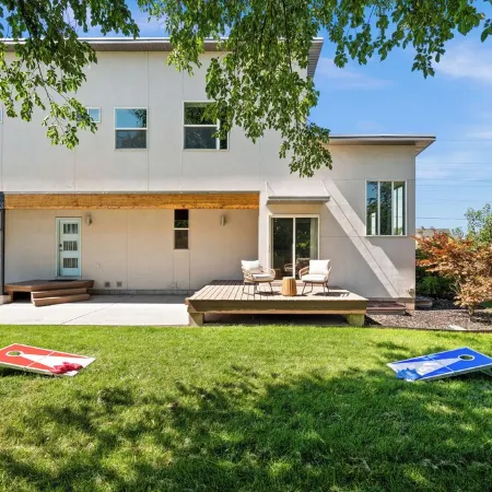 Modern House, Fully Fenced, Private Balcony, Fire Pit, Close to Ski Resorts
