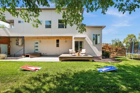 Modern House, Fully Fenced, Private Balcony, Fire Pit, Close to Ski Resorts Отели в г. Милкрик