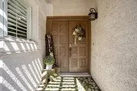 Quiet Desert Oasis on Golf Course w/ Heated Pool 메사 호텔