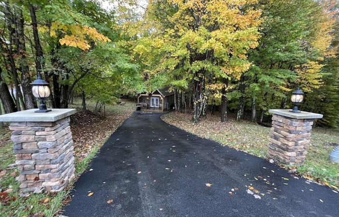 Campfire Retreat with outdoor hot tub under the stars and WiFi