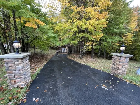 Campfire Retreat with outdoor hot tub under the stars and WiFi