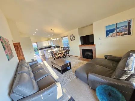 Single-Level Retreat-BBQ & King Bed!! Tesla Charger & Wifi! Pet-Friendly!