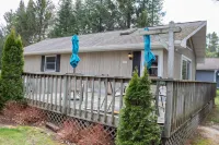 Charming and Cozy, 3-Season, Fence Lake Cottage with Beautiful Sunset View - Balkoner
