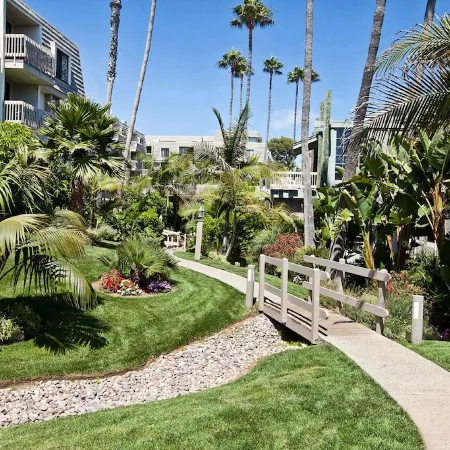 Newly Renovated, Walk to the Beach, Direct ocean view from Master and the Deck