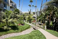 Newly Renovated, Walk to the Beach, Direct ocean view from Master and the Deck