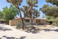 Over 3,000 Feet of Desert Oasis-Perfect for Friends & Family. Free Tesla Charger