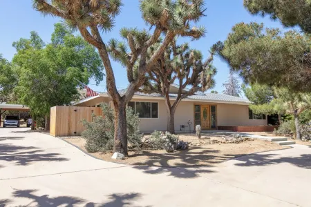 Over 3,000 Feet of Desert Oasis-Perfect for Friends & Family. Free Tesla Charger Отели рядом с достопримечательностью «Юкка Вэлли Элементари Скул»