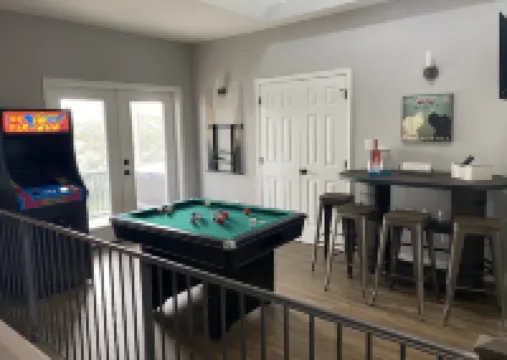 "The Blue Vu"  CANAL FRONT HOME WITH 4 STORY OBSERVATION DECK VIEWS OF 2 BEACHES Hotels in Gulf Breeze