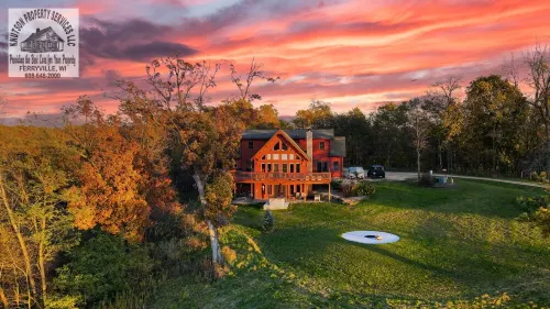 River View Lodge, Sunset Views over Mississippi River w/ Hot Tub - Homestays