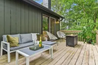 Hopskip Retro Chalet • Firepit • Deck • Gas Grill • Pools • Lake • Tennis-Pickle