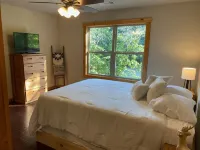 Blue Ridge Cabin within 40 feet of the Toccoa River and Trout Fishing
