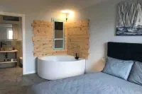 Lake view apartment with large hydromassage tub directly in the bedroom. 托裡德爾貝納科住宿飯店