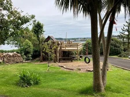 Ballydorn Stay Shepherds Hut with a view Отели рядом с достопримечательностью «Somme Heritage Centre»