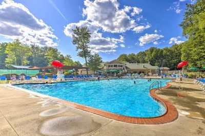 Cozy House in Big Bass Lake Gouldsboro with Hot Tub, Fire Pit, Pool, Ping Pong