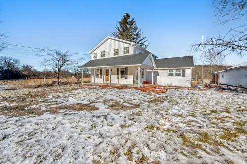 Villa Mariana Blackberry River. Luxury, pool, comfort, peaceful nature, updated