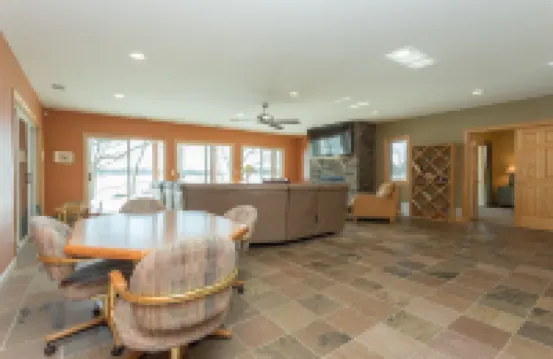 PRIVATE Luxury Lake Home with 5+ BR and Gourmet Kitchen-22 Foot Pontoon Included