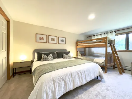 Spacious Townhome with breathtaking views of Mount Snow. 5 min Shuttle to ski