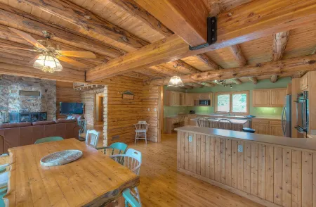 Log Cabin Living on Lake Anna - Warm side Отели в г. Каку