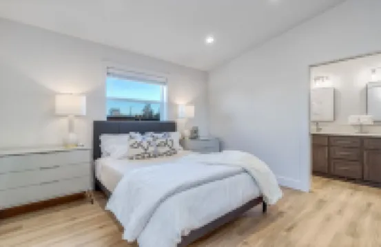 Newly remodeled, sleeps 6, with private backyard! Close to Walla Walla, WA