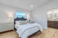 Newly remodeled, sleeps 6, with private backyard! Close to Walla Walla, WA