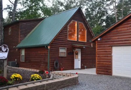 A Majestic Mountain Getaway, Walk to Lake Hiwassee