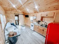 Cozy tiny cabin in Petros -Windrock Hotels in Morgan County