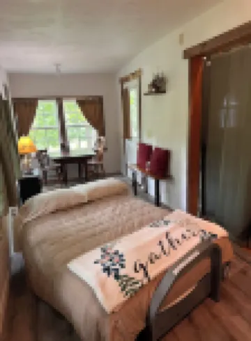 Godin's Get A Way,  Creekside cabin, Relax in Murphy, NC.  Close to everywhere!