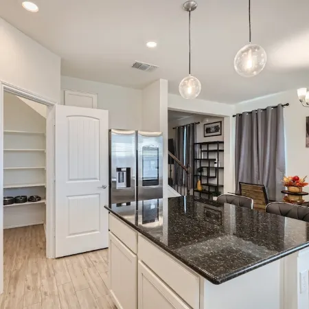 Serenity Haven: Charming 5 Bed with Moden Amenities