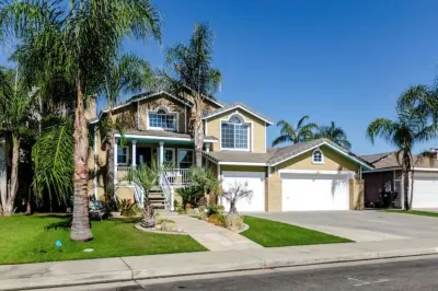 Split-level NW Bakersfield Home with Outdoor Oasis Hotels near River Walk