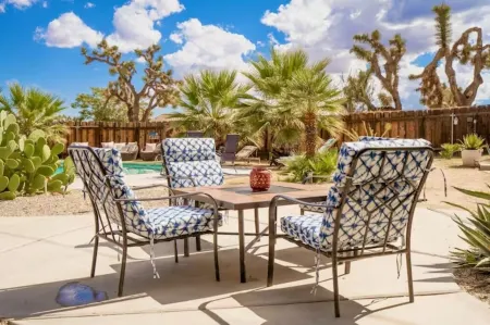 Large Pool, Stargazing, Spa, Near Joshua Tree National Park - Indigo Sky Oasis Отели рядом с достопримечательностью «Юкка Вэлли Элементари Скул»