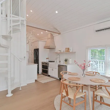 The Beach Nest-Lux Cottage Steps to the Beach Отели в г. Клинтон