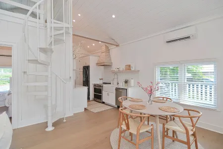 The Beach Nest-Lux Cottage Steps to the Beach