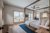 Mtn View, Sleeps 20, Hot Tub, Firepit, Wood Stove, Theater, Workspace, Bar, Gym