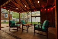 Walk to historic downtown, cozy, pets welcome!