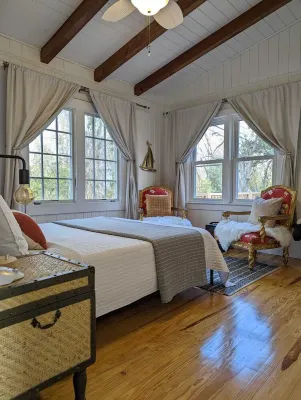 Dreamy Cottage right on the Lake, Dog Friendly! Hotels near Boondocks Adventure Farm